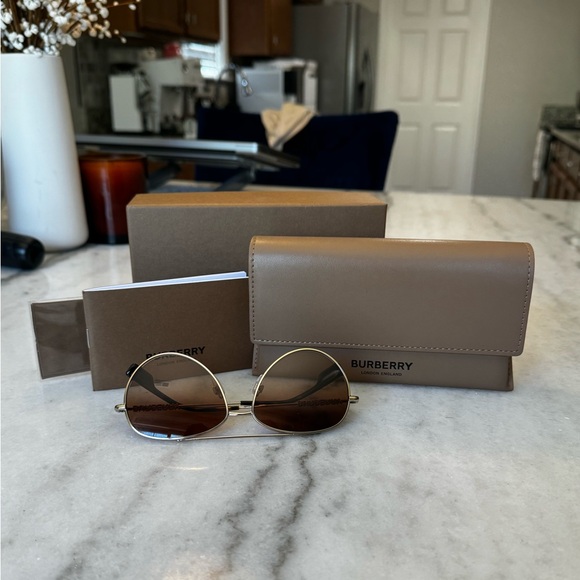 BURBERRY BE3147 Sunglasses. Light gold with brown gradient. - Picture 1 of 8